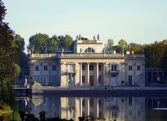Der Palast im Herzen des Lazienki-Parks in Warschau Auf Klassenfahrt mit HEROLÉ: Der Lazienki-Palast in Warschau