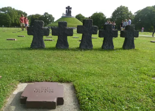 Auf Klassenfahrt mit HEROLÉ: Deutscher Soldatenfriedhof von La Cambe in der Normandie