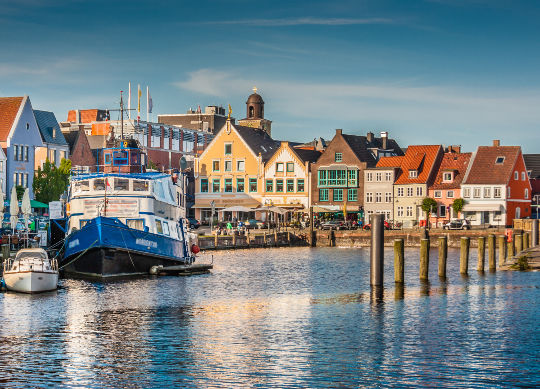 Blick Altstadt Husum Auf Klassenfahrt mit HEROLÉ: Blick auf die Altstadt von Husum an der schleswig-holsteinischen Nordsee.