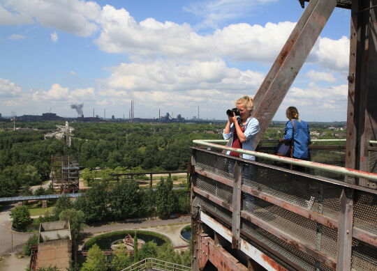 Von der Aussichtsplattform m Landschaftspark Duisburg-Nord genießen Schulklassen einen weiten Blick über das Ruhrgebiet.