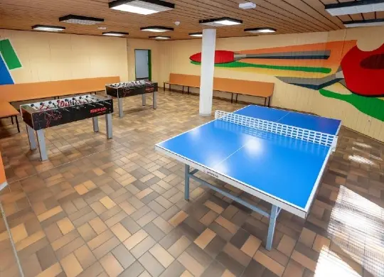 Auf Klassenfahrt mit HEROLÉ: Aufenthalts-/Spielebereich in der DJH Jugendherberge Freiburg International
