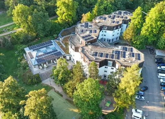 Auf Klassenfahrt mit HEROLÉ: Vogelperspektive der DJH Jugendherberge Freiburg International