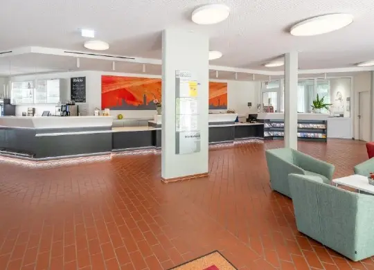 Auf Klassenfahrt mit HEROLÉ: Rezeption/Lobby in der DJH Jugendherberge Freiburg International