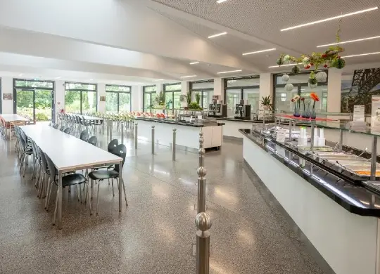 Auf Klassenfahrt mit HEROLÉ: Speisesaal der DJH Jugendherberge Freiburg International