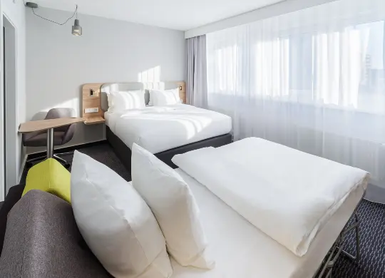 Doppelzimmer mit Zustellbett für 3 Personen im Holiday Inn Express Dresden Zentrum Auf Klassenfahrt mit HEROLÉ: Doppelzimmer mit Zustellbett für 3 Personen im Holiday Inn Express Dresden Zentrum