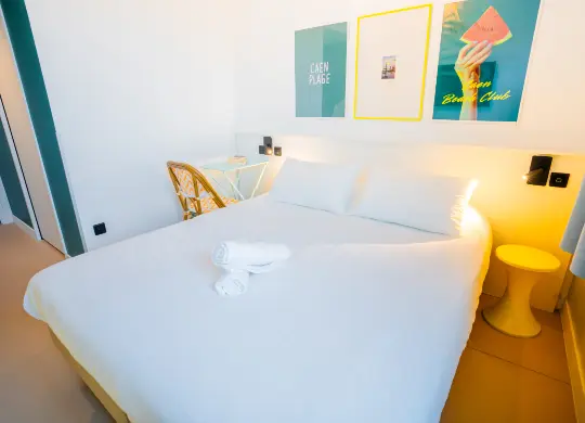 Doppelzimmer für die Begleitpersonen im The People Hostel Caen in der Normandie Auf Klassenfahrt mit HEROLÉ: Doppelzimmer für die Begleitpersonen im The People Hostel Caen in der Normandie