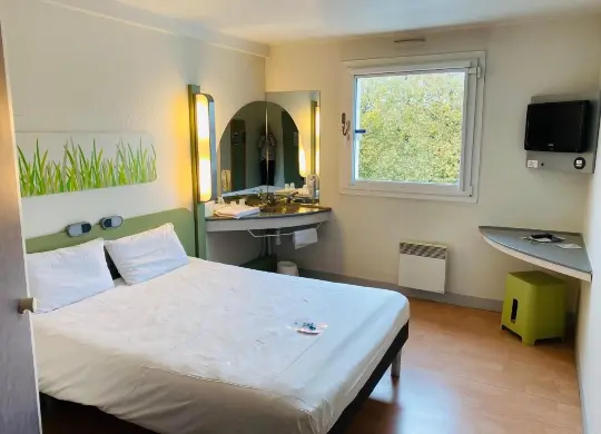 Doppelzimmer im Ibis Budget Caen Centre Gare in der Normandie Auf Klassenfahrt mit HEROLÉ: Doppelzimmer im Ibis Budget Caen Centre Gare in der Normandie