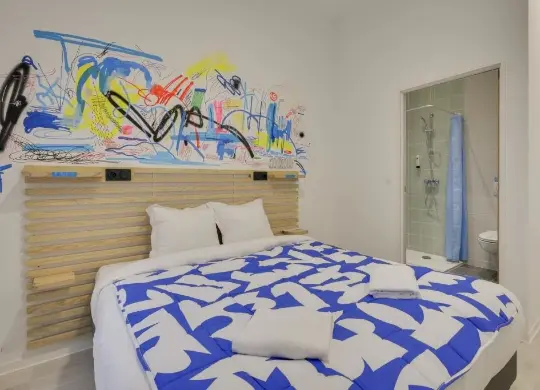 Auf Klassenfahrt mit HEROLÉ: Doppelzimmer für Begleitpersonen im The People Hostel in Marseille / Provence