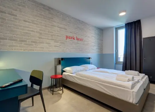 Doppelzimmer im Meininger Lambrate in Mailand Auf Klassenfahrt mit HEROLÉ: Doppelzimmer im Meininger Lambrate in Mailand