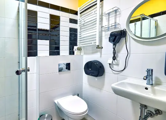 Auf Klassenfahrt mit HEROLÉ: Beispiel WC im Draggo House