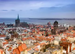 Draufsicht Stralsund Auf Klassenfahrt mit HEROLÉ: Draufsicht auf die Stadt Stralsund