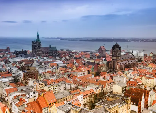 Auf Klassenfahrt mit HEROLÉ: Draufsicht auf die Stadt Stralsund