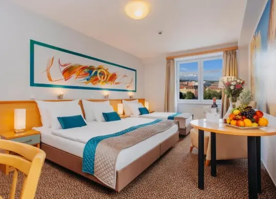 Auf Klassenfahrt mit HEROLÉ: Dreibettzimmer im 4-Sterne-Hotel Colorfactory (EX Extol Inn)