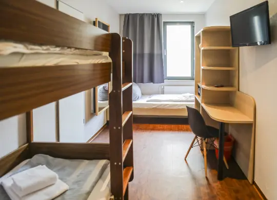 Auf Klassenfahrt mit HEROLÉ: Dreibettzimmer im acama Hostel Kreuzberg in Berlin