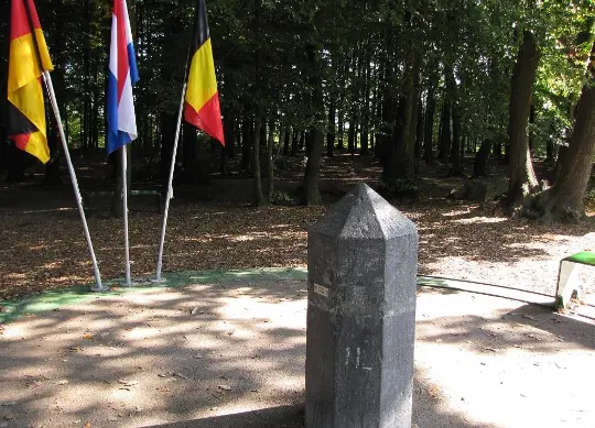 Auf Klassenfahrt mit HEROL&Eacute;: am Dreil&auml;ndereck in Aachen.