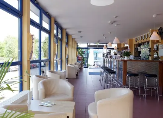 A&O Hostel in Dresden Auf Klassenfahrt mit HEROLÉ: A&O Hostel - Lobbybar in Dresden