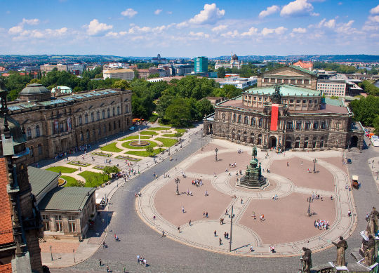 Blick auf den Theaterplatz mit Semperoper in Dresden Auf Klassenfahrt mit HEROLÉ: Blick auf den Theaterplatz mit Semperoper in Dresden.