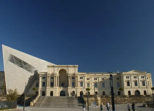 Frontansicht auf das Militärhistorische Museum in Dresden Auf Klassenfahrt mit HEROLÉ: Besuchen Sie die eindrucksvolle Ausstellung im Militärhistorischen Museum in Dresden