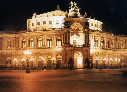 Auf Klassenfahrt mit HEROL&Eacute;: Semperoper am Abend in Dresden.