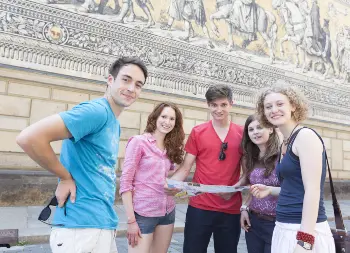 Jugendliche bei der Stadtführung am Fürstenzug in Dresden Auf Klassenfahrt mit HEROLÉ: Nutzen Sie die Chance eine Stadtführung in Dresden zu erleben