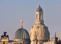 Zitronenpresse und Kuppel der Frauenkirche in Dresden Auf Klassenfahrt mit HEROLÉ: Blick auf die Zitronenpresse und die Kuppel der Frauenkirche in Dresden