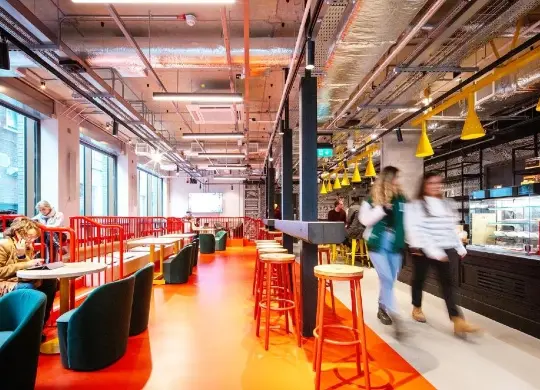 Clink i Lár Hostel Dublin - Gemeinschaftsbereich mit Bar Auf Klassenfahrt mit HEROLÉ: Der Gemeinschaftsbereich des Clink i Lár Hostels in Dublin.