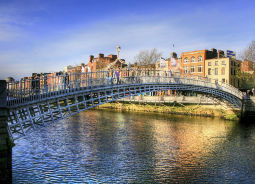 Dublin - Ha'Penny Bridge Klassenfahrt - Dublin - Ha'Penny Bridge im Abendlicht