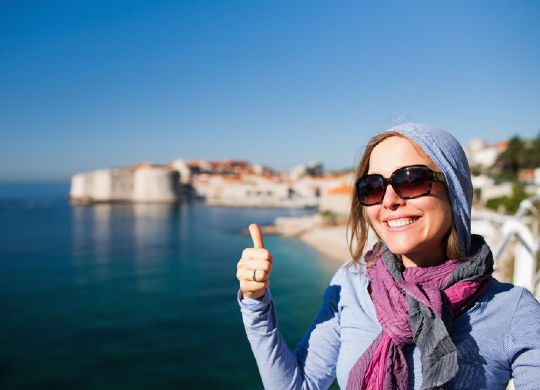 Dubrovnik Stadtansicht Klassenfahrten Dubrovnik - Schülerin lächelt in die Kamera, im Hintergrund die Stadt Dubrovnik