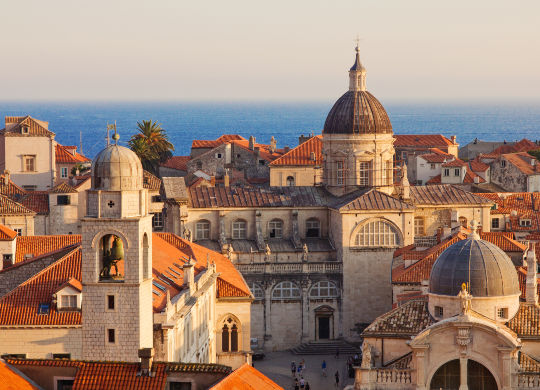 Klassenfahrten Dalmatien - Dubrovnik Klassenfahrten Dalmatien - Dächer der Stadt Dubrovnik, im Hintergrund das Meer