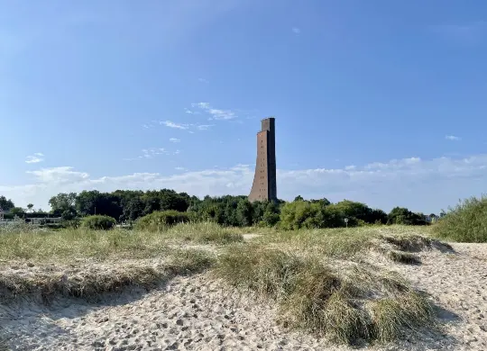 Auf Klassenfahrt mit HEROLÉ: Dünen mit Marine Ehrenmal in Laboe bei Kiel