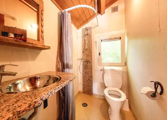 Auf Klassenfahrt mit HEROLÉ: Dusche/WC im Ferienhaus Cowboy im Ferienpark Slagharen bei Zwolle