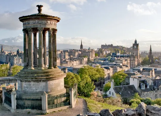 Calton Hill in Edinburgh  Auf Klassenfahrt mit HEROLÉ: Calton Hill in Edinburgh.