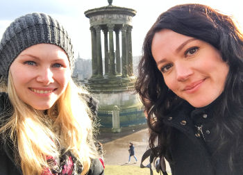 Reiseexpertinnen Monique und Denise auf dem Calton Hill in Edinburgh Auf Klassenfahrt mit HEROLÉ: Reiseexpertinnen Monique und Denise auf dem Calton Hill in Edinburgh