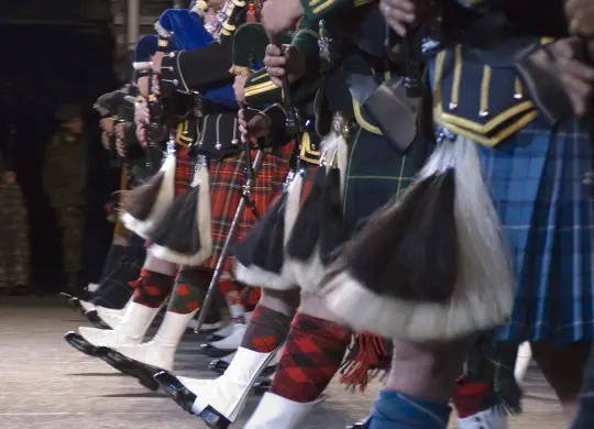 Auf Klassenfahrt mit HEROLÉ: Schottische Kiltträger in Edinburgh.
