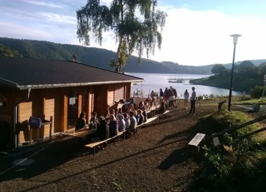 Auf Klassenfahrt mit HEROLÉ: Draußen essen im NabeDi Camp am Rursee