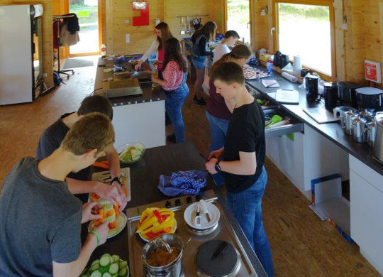 Auf Klassenfahrt mit HEROLÉ: Küche Nabedi-Camp in der Eifel.