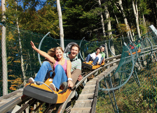 Klassenfahrten Allgäu - Aplsee Coaster Talfahrt Klassenfahrt Allgäu - Gruppe beim Achterbahn fahren