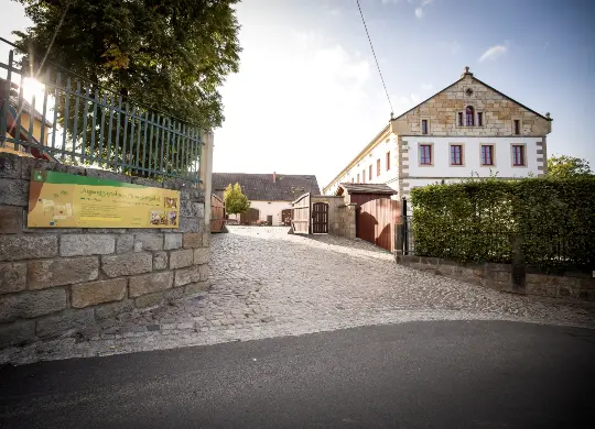 Auf Klassenfahrt mit HEROLÉ: Einfahrt Jugendgästehaus Liebethal Sächsische Schweiz