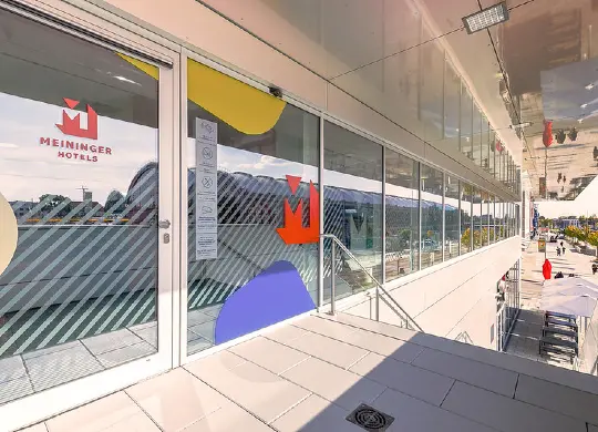 Eingangsbereich des MEININGER Dresden Zentrum Auf Klassenfahrt mit HEROLÉ: Eingangsbereich des MEININGER Dresden Zentrum