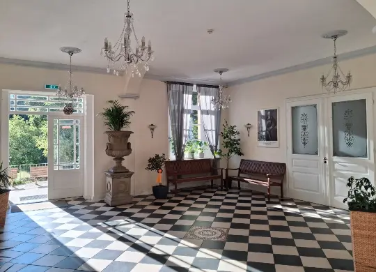 Auf Klassenfahrt mit HEROLÉ: Eingangsbereich im Ferienschloss Gadow