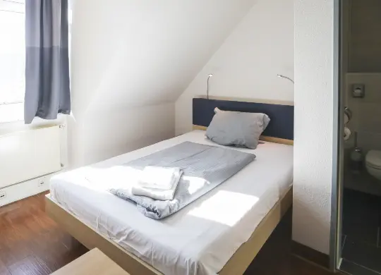 Auf Klassenfahrt mit HEROLÉ: Einzelzimmer für Begleitpersonen im acama Hostel Kreuzberg in Berlin