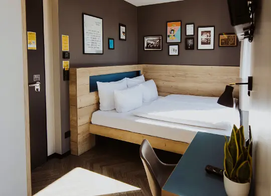 Auf Klassenfahrt mit HEROLÉ: Einzelzimmer im Schulz Hotel Berlin Wall in Berlin