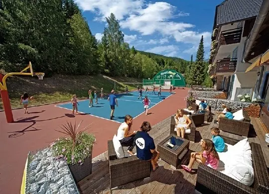 Auf Klassenfahrt mit HEROLÉ: Sportplatz des Erlebnisgästehaus Carinth