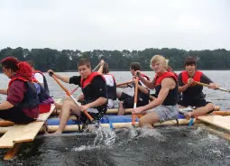 erlebnispädagogisches Programm "Floßbau" in Lübeck oder Friedrichstadt / Nordsee Schleswig-Holstein Auf Klassenfahrt mit HEROLÉ: erlebnispädagogisches Programm "Floßbau" in Lübeck oder Friedrichstadt / Nordsee Schleswig-Holstein