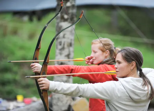 Auf Klassenfahrt mit HEROLÉ: Schüler beim Bogenschießen im Schwarzwald.