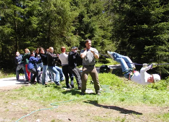 Auf Klassenfahrt mit HEROLÉ: Kinder beim erlebnispädagogischen Programm im Schwarzwald
