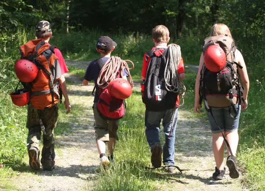 Auf Klassenfahrt mit HEROLÉ: Kindern beim erlebnispädagogisches Programm in der Eifel