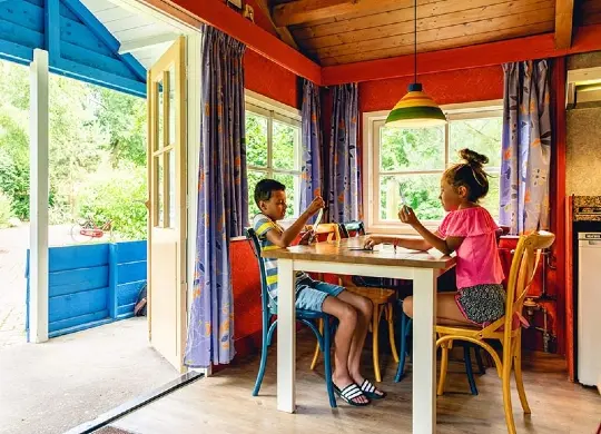 Auf Klassenfahrt mit HEROLÉ: Essbereich im Ferienhaus Hacienda im Ferienpark Slagharen bei Zwolle