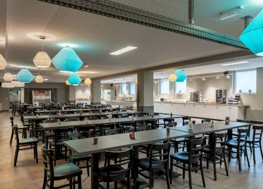 Essensraum im a&o Hostel München Laim Auf Klassenfahrt mit HEROLÉ: Essensraum im a&o Hostel München Laim