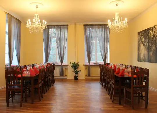 Auf Klassenfahrt mit HEROLÉ: Essensraum im Schloss Gadow